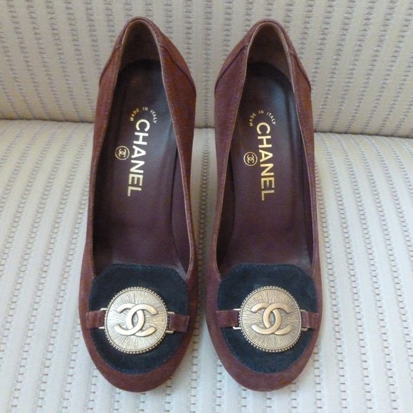 Chanel CC Logo Coin Suede Wedge Pumps - Picture 2 of 9